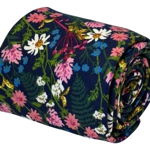 Mörkblå marinblå och rosa blommig herrslips i bomull, klassisk 8 cm bred, engelsk vildblomsträdgård av Frederick Thomas