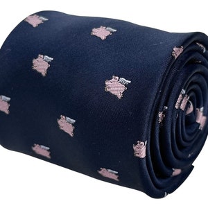 Op de afbeelding: Een donkerblauwe stropdas met een herhalend patroon van roze varkens. De stropdas is opgerold en klaar om te dragen.