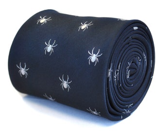 Cravate bleu marine avec araignée brodée et motif floral emblématique à l'arrière par Frederick Thomas FT2119