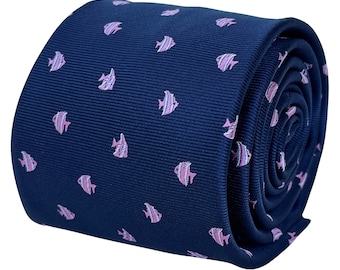 Könnte beinhalten: Eine dunkelblaue Krawatte mit einem sich wiederholenden Muster aus rosa Fischen.