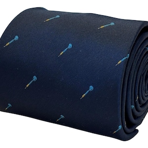 Puede incluir: Corbata enrollada de color azul marino con un patrón repetido de pequeñas dardos estilizados en azul claro y amarillo. La corbata está hecha de una tela suave y está enrollada, mostrando su textura y diseño.