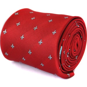 rode stropdas met fleur de lis-ontwerp met kenmerkend bloemdessin op achterkant van Frederick Thomas FT2073