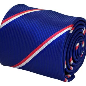 Op de afbeelding: Gerolde blauwe stropdas met diagonale rode en witte strepen. De stropdas is gemaakt van een geribbelde stof en is strak opgerold, wat het patroon en de textuur laat zien. De kleur is een levendig blauw.