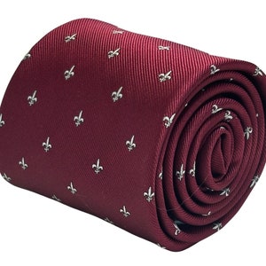 mörk vinröd rödbrun röd manslips fleur de lis lys design av Frederick Thomas