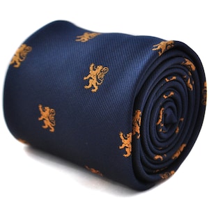Peut inclure: Une cravate bleu marine avec un motif répété de lions dorés. La cravate est enroulée et prête à être portée.