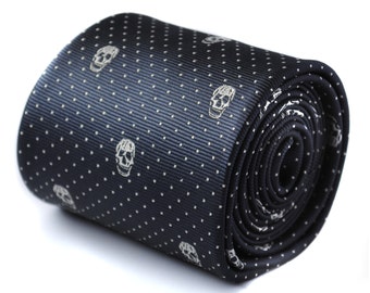 Corbata con diseño de calaveras azul marino y diseño floral característico en la parte trasera, de Frederick Thomas FT1101