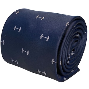 Può includere: Una cravatta blu navy con un motivo a manubri bianchi.