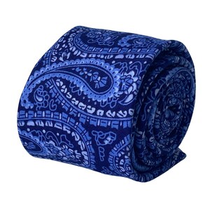 Könnte beinhalten: Eine blaue Krawatte mit Paisley-Muster, aufgerollt. Das Muster ist hellblau auf dunkelblauem Hintergrund.