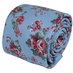 Könnte beinhalten: Eine hellblaue Krawatte mit einem Blumenmuster mit rosa Rosen und grünen Blättern.