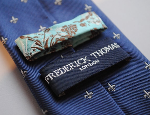 Cravate Royal Bleu Avec Motif Fleur De Lis (Lys) - Marque Frederick Thomas - Fait Main - Neuf Avec étiquettes