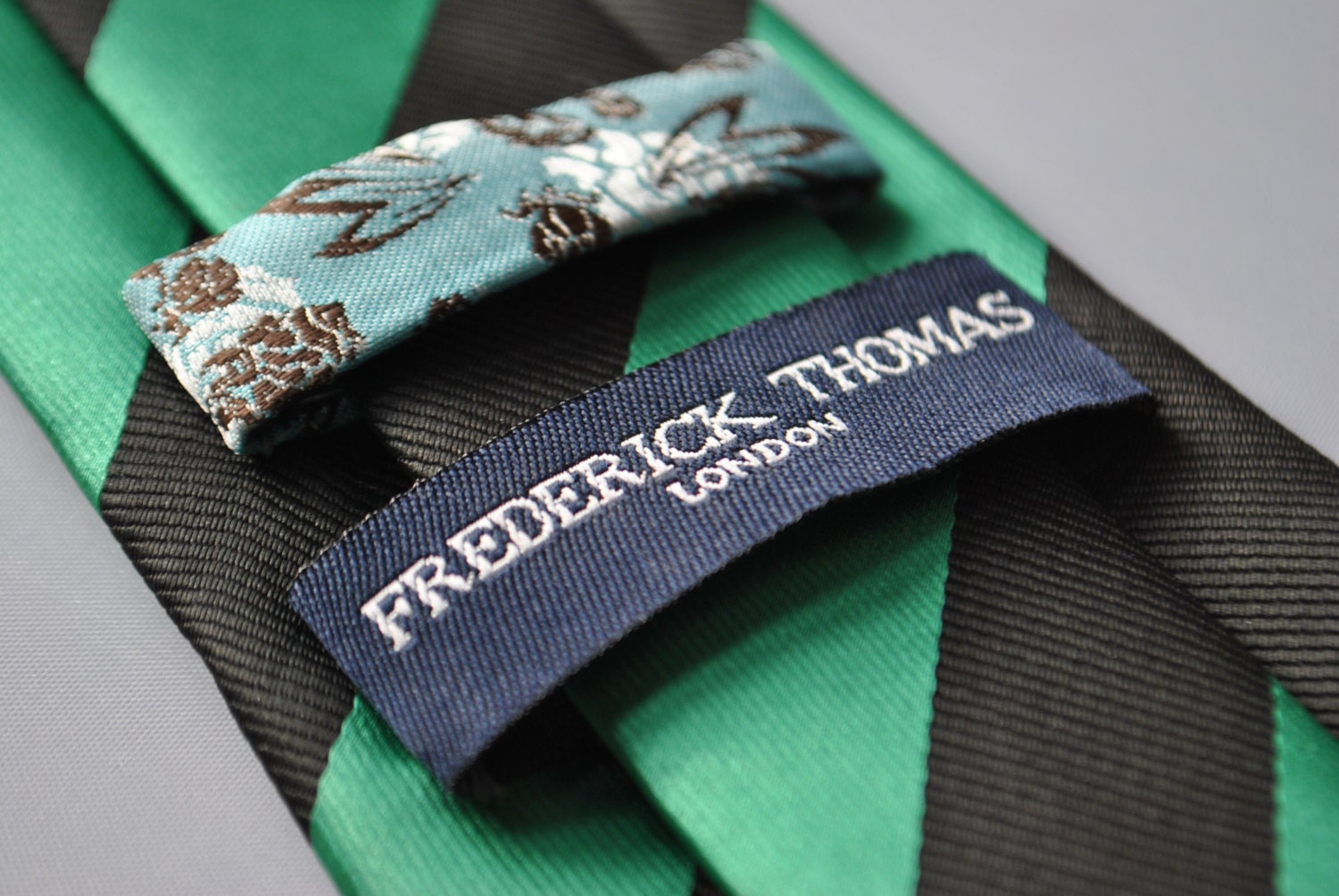 Cravate Homme Frederick Thomas - Rayures Bleu Clair Et Vert Émeraude, Motif Crâne, Fait Main Au Royaume-Uni