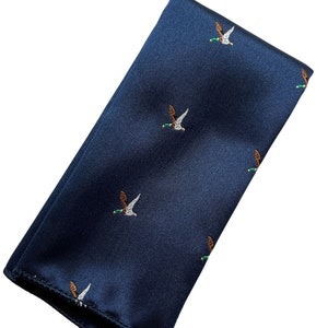 Friedrich Thomas marineblaues Einstecktuch mit fliegendem Entenjagdvogel bestickt