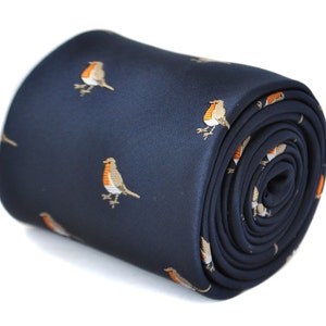 Op de afbeelding: Een donkerblauwe zijden stropdas met een herhalend patroon van bruine en oranje roodborstjes.