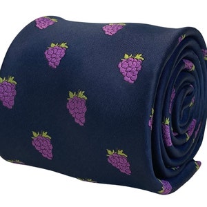 Könnte beinhalten: Eine dunkelblaue Seidenkrawatte mit einem sich wiederholenden Muster aus violetten Himbeeren.