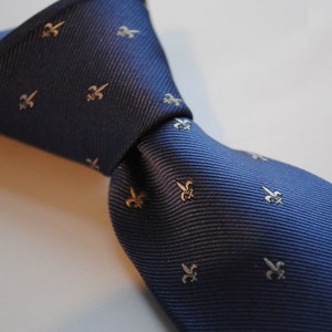 Cravate bleu marine à fleurs de lys par Frederick Thomas FT644 image 3