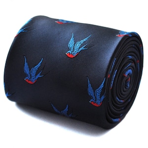 Pode incluir: Gravata azul marinho enrolada com um padrão repetido de andorinhas azuis e vermelhas. As andorinhas são bordadas com asas detalhadas e um peito vermelho. A gravata é feita de um material liso, provavelmente seda.