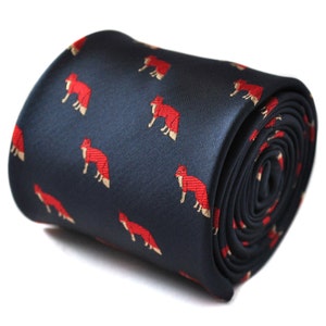 Può includere: Una cravatta di seta blu navy con un motivo ripetuto di volpi rosse. La cravatta è arrotolata e pronta per essere indossata.