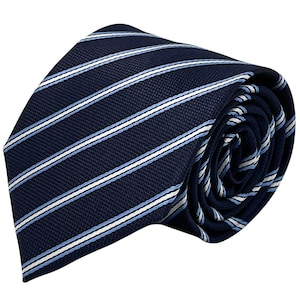 Puede incluir: Una corbata azul marino con rayas blancas y azul claro. La corbata está enrollada y lista para ser usada.