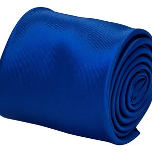 Peut inclure: Cravate bleu roi enroulée. La cravate est faite d'un tissu lisse et de couleur unie. Le design enroulé montre la texture et la couleur du tissu.
