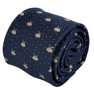Peut inclure: Une cravate bleu marine avec un motif répété de motifs de pudding de Noël. Le pudding est brun avec une branche de houx verte et des baies rouges.