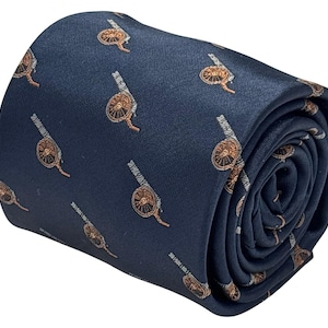 Puede incluir: Corbata enrollada azul marino con un patrón repetido de cañones marrones y dorados. La corbata está hecha de un material liso, posiblemente seda. El diseño de cañón añade un toque único a este accesorio clásico.