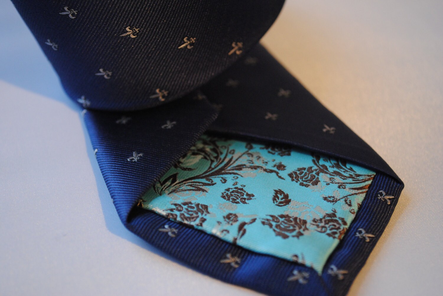 Cravate Homme Royal Bleu Avec Motif Fleur De Lis - Marque Frederick Thomas - Fait Main Au UK