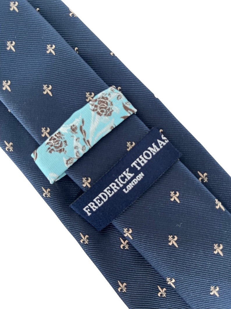 Marineblaue dunkelblaue Krawatte von Frederick Thomas mit goldener Lilie Lilie Bild 4