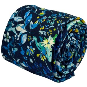 Könnte beinhalten: Eine marineblaue Krawatte mit einem floralen Muster in Blautönen, Grün, Gelb und Weiß.