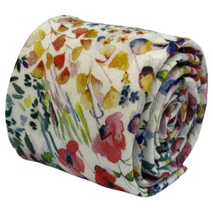 Cravate homme Liberty de Frederick Thomas assortie, motif champêtre anglais printanier, avec pochette et nœud papillon extra longs.