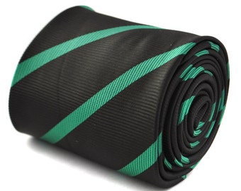 Corbata de club a rayas negras y verdes con el diseño floral característico en la parte posterior, de Frederick Thomas FT1769.