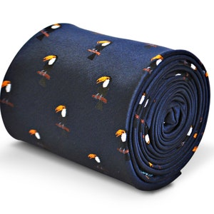 Op de afbeelding: Een donkerblauwe stropdas met een herhalend patroon van toekans. De toekans zijn oranje, zwart en wit.