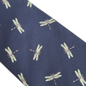 Corbata para hombre con diseño de insectos y libélula azul marino oscuro de Frederick Thomas imagen 4