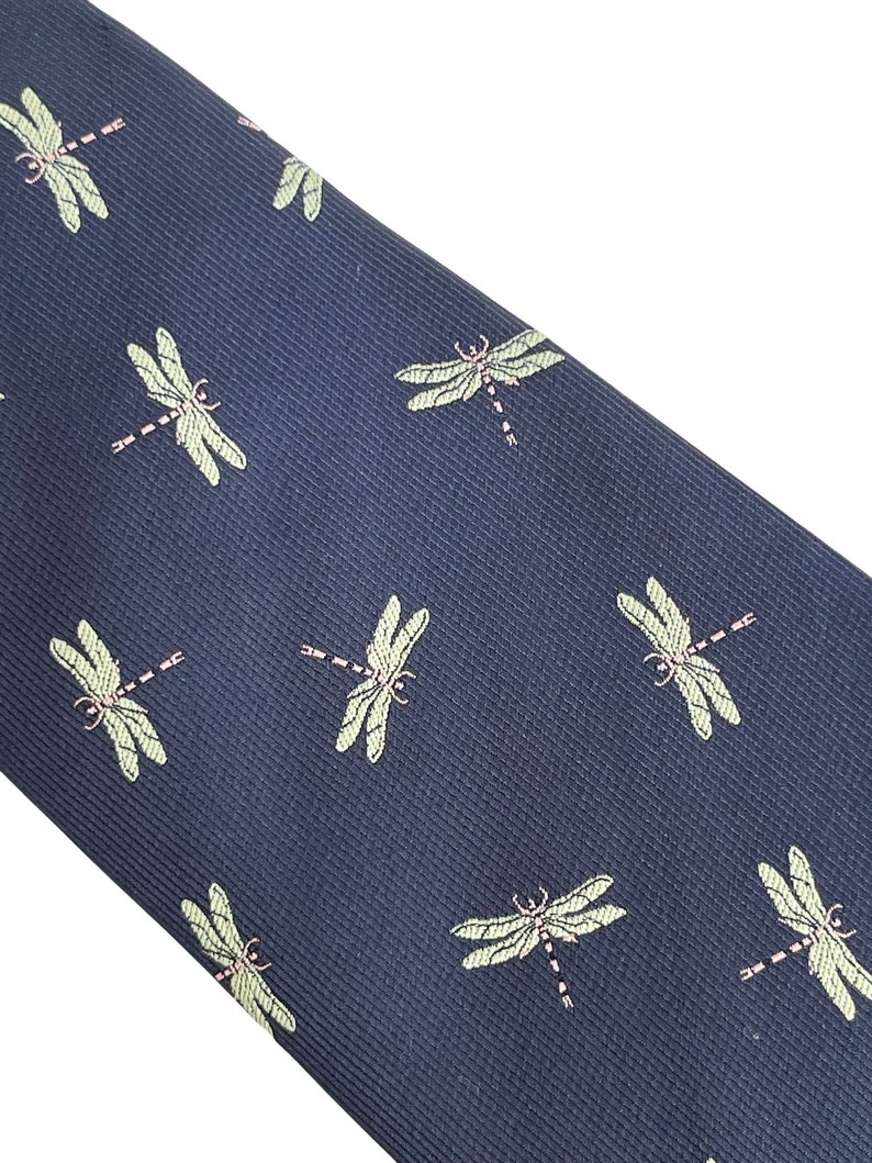 Corbata para hombre con diseño de insectos y libélula azul marino oscuro de Frederick Thomas imagen 4