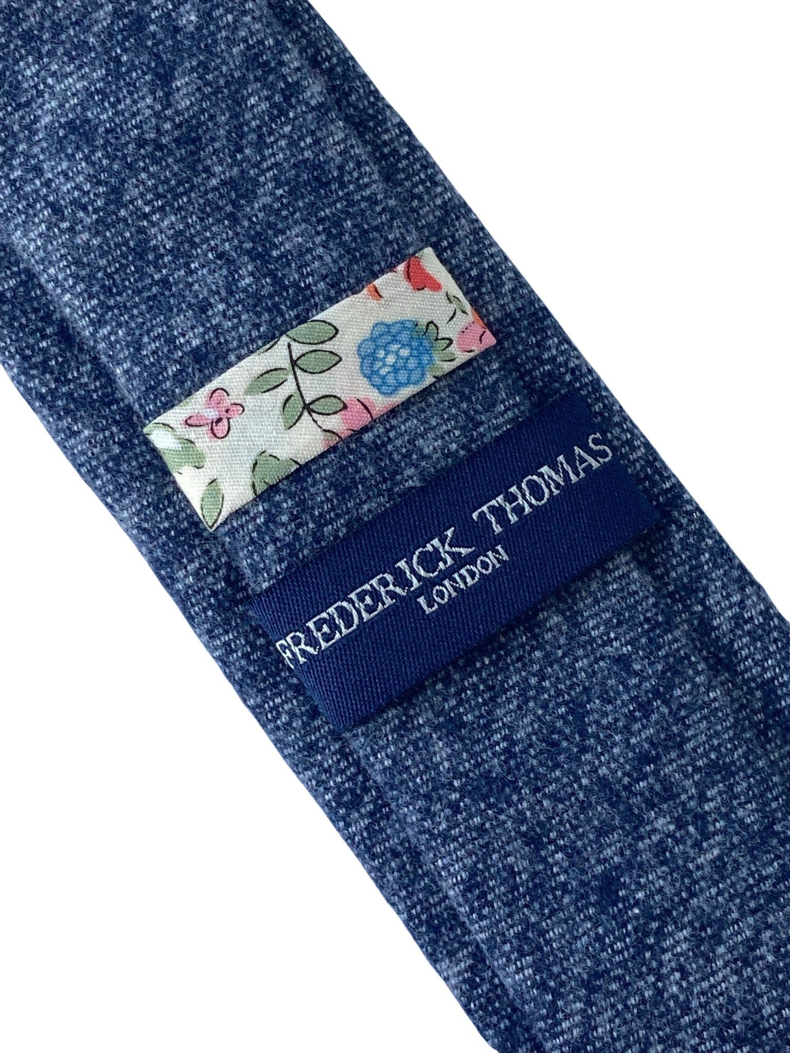 Frederick Thomas azul marino de punto con corbata de lunares color azul 
