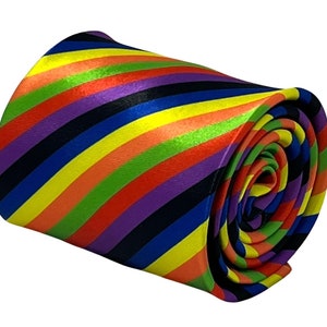 Op de afbeelding: Een regenboog gestreepte stropdas met diagonale strepen in rood, oranje, geel, groen, blauw, paars en zwart.