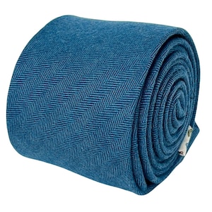 Op de afbeelding: Een blauwe stropdas met herringbone-patroon, opgerold.