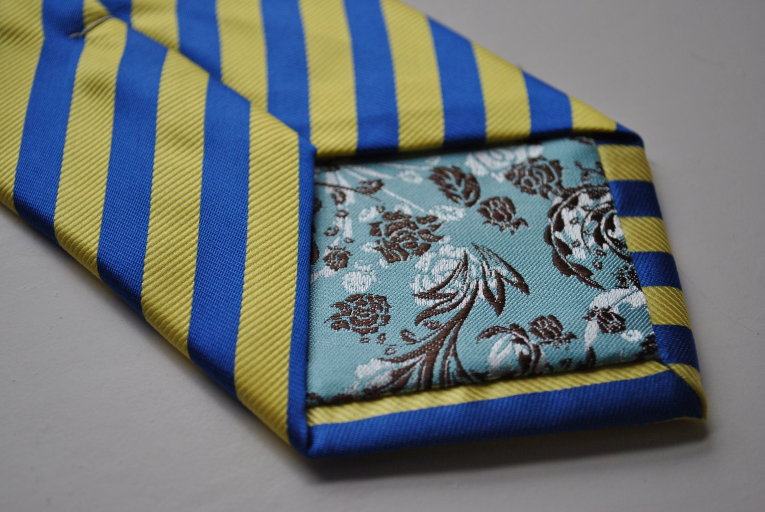 Cravate Homme Designer Frederick Thomas – Bleu Marine à Rayures, Motif Drapeau Ukrainien, Neuf Avec étiquettes