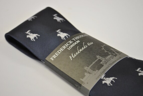 Cravatta Blu Navy Frederick Thomas Con Ricamo Schiaccianoci Design Natalizio