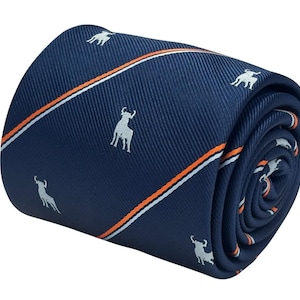 Op de afbeelding: Gerolde marineblauwe stropdas met een herhalend patroon van witte stier silhouetten. De stropdas heeft diagonale strepen in wit en oranje. De stof heeft een subtiele ribtextuur.
