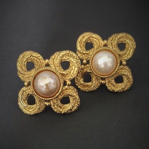 Yves Saint Laurent jewelry/earrings/clips in gold metal, pearly cabochon vintage 80s image 1