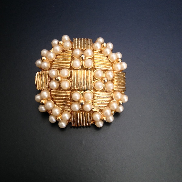 broche métal doré, petites perles fantaisies nacrées  - vintage années 50