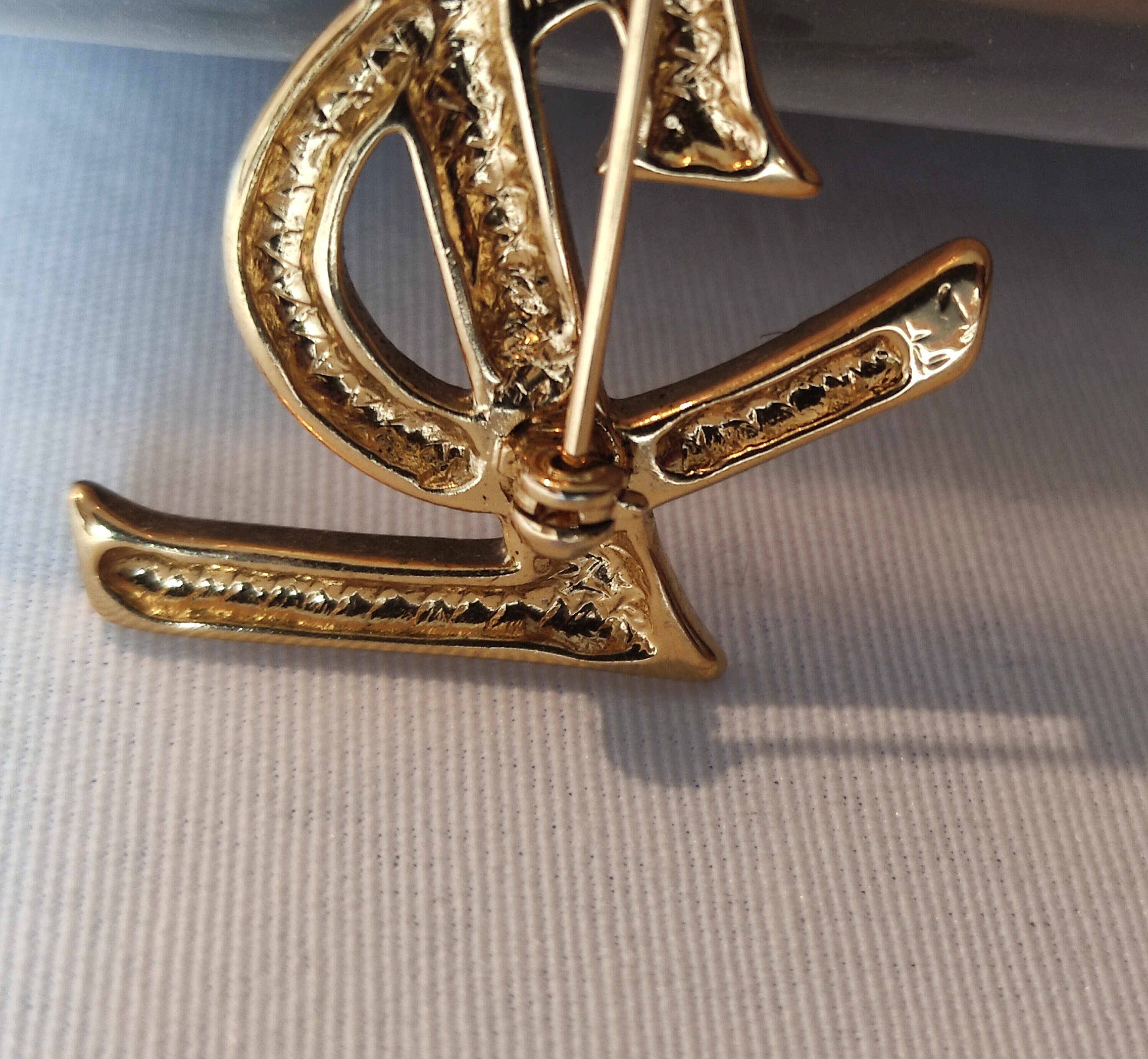 YVES SAINT LAURENT - Large Gold Metal Logo Brooch - Vintage YVES SAINT LAURENT - Large Gold Metal Logo Brooch - Vintage