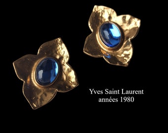 Paire De Clips Vintage – Métal Et Cabochons Bleus – Bijou Couture Collection