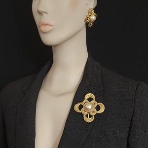 Yves Saint Laurent jewelry/earrings/clips in gold metal, pearly cabochon vintage 80s image 5
