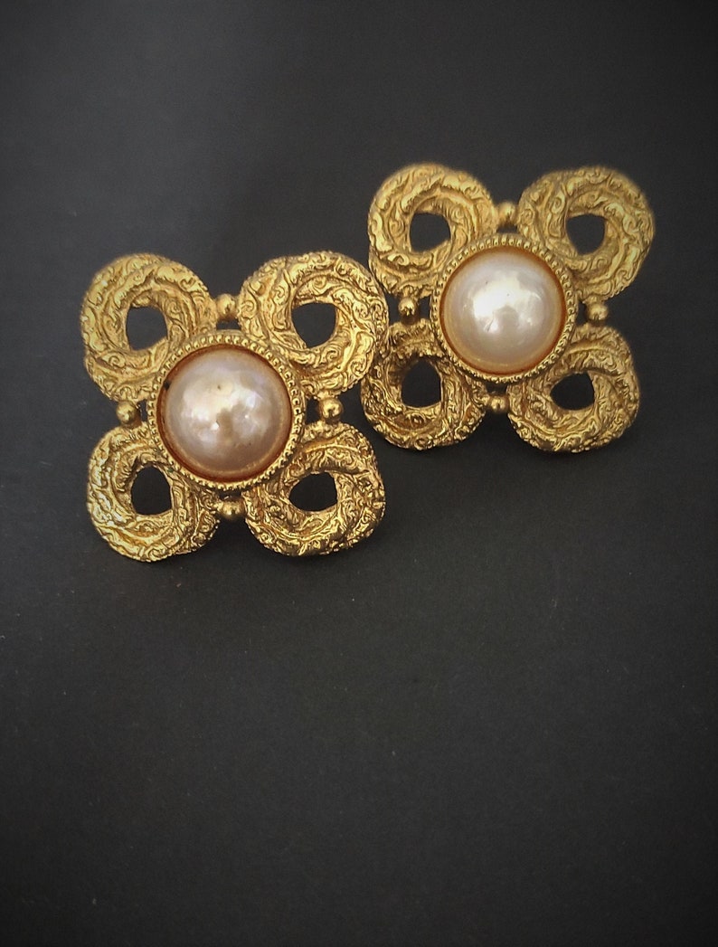 Yves Saint Laurent jewelry/earrings/clips in gold metal, pearly cabochon vintage 80s image 1