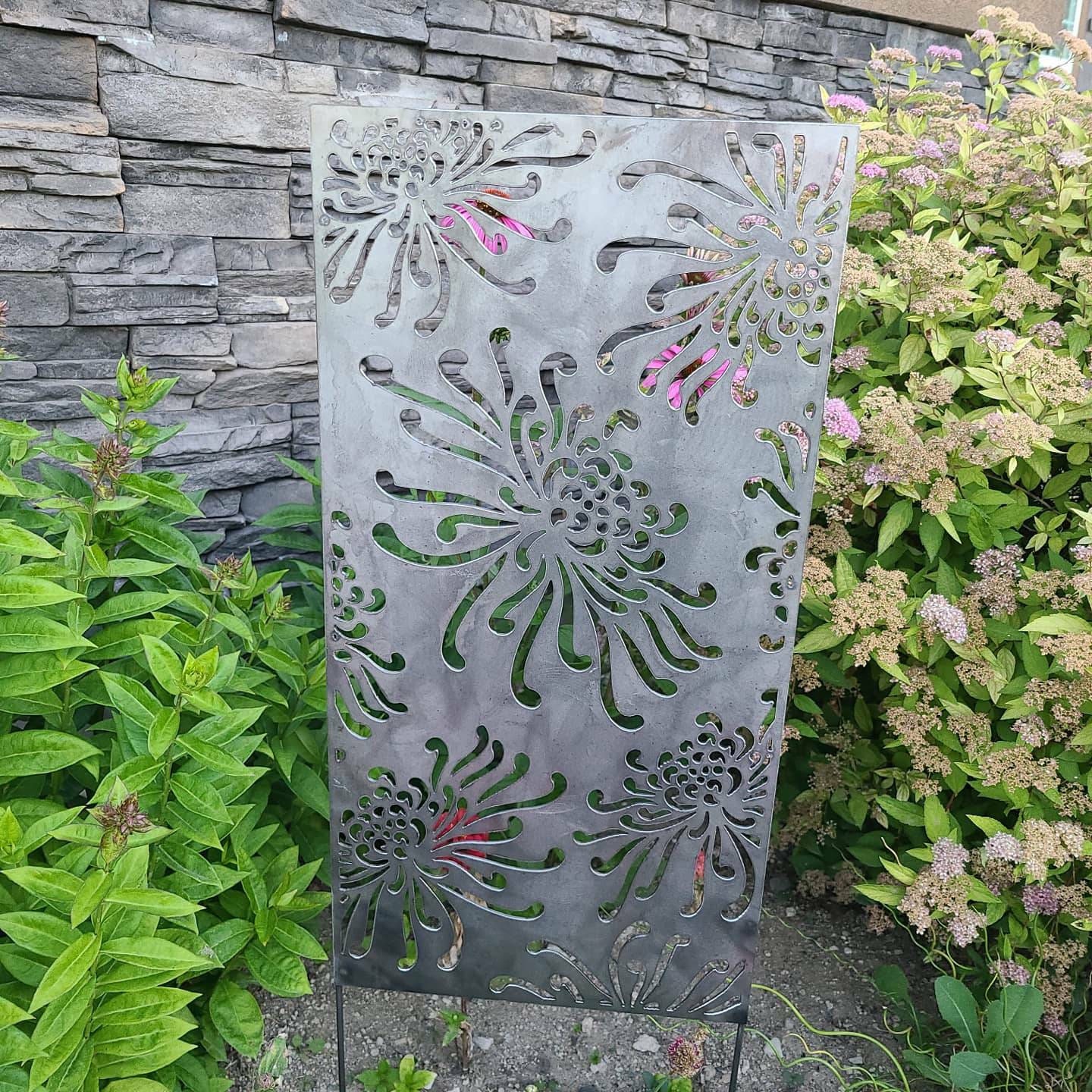 Metal Flower Privacy Garden Panel Screen, Rusty Mum Garden Wall