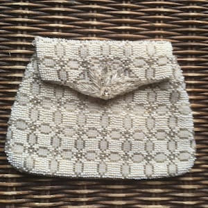 Vintage &#39;Blumen&#39; Perlen Geldbörse - weiß und grau Perlen Geldbörse - Vintage kleine Handtasche - antike Hochzeit Geldbörse - 1930er Jahre PerlenClutch