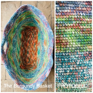 Pu&ograve; includere: Un grande cesto di uncinetto colorato con un motivo blu, verde e arancione. Il cesto &egrave; fatto di filato spesso e ha una parte superiore larga e aperta. Il testo "The Burgundy Basket" &egrave; visibile nella parte inferiore dell'immagine.