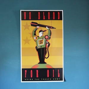 Puede incluir: Un cartel amarillo y azul con una ilustración de dibujos animados de un robot sosteniendo un misil. El cartel dice "No Blood For Oil" y "Bring The Troops Home".