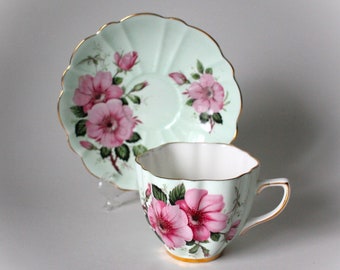 Alte königliche Teetasse und Untertasse, geriffeltes Grün, große rosa Blumen, Muster 3779